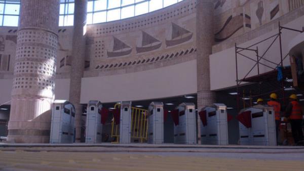 Yolcu giri�-��k���n�n rahat sa�lanabilmesi i�in turnikeler birden fazla noktaya konumland�r�ld�.