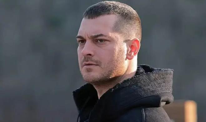 nl oyuncu aatay Ulusoy?un, kazand gelirleri gayrimenkule yatrmaya balad ne srld. ?Eref Rya? dizisiyle ekrana dnerek kariyerinde kn srdren Ulusoy?un, Mula Bodrum?daki lks bir siteden villa satn ald iddia edildi.