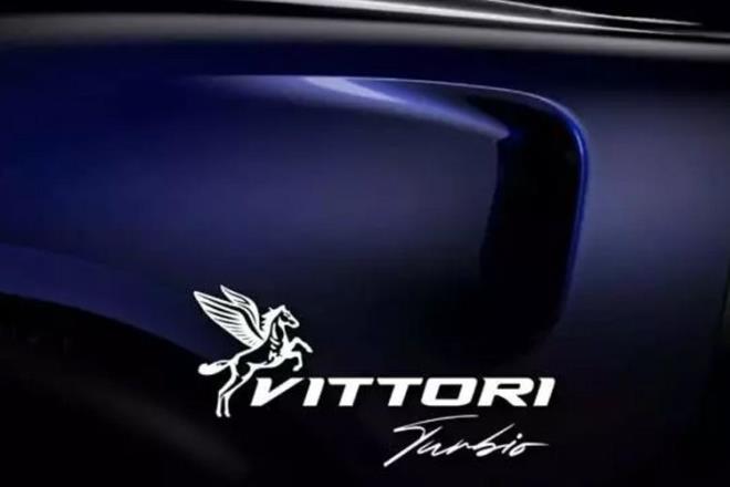 KONK MARKALARIN ZLERN TAIYOR   <p>  Tasarmnda Alfa Romeo, Bugatti ve Lamborghini gibi markalardan esinlenilen model, at nal eklindeki n zgaras, ince farlar, ift balonlu tavan ve X biimli arka farlaryla dikkat ekiyor.<p>    SADECE 50 ADET RETLECEK   <p>  Boyutlar Lamborghini Revuelto ile benzerlik gsteren Turbio?dan yalnzca 50 adet retilecek. Fiyat bilgisi ise henz kamuoyuyla paylalmad.