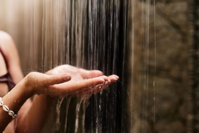 Dr. Haddad, nemli ve kapal banyolarda tutulan liflerin bakteri ve kf iin ideal ortam oluturduunu belirterek, ?Nemli, bakteri ve kf dolu ve bunlar tekrar cildinize srmek istemezsiniz? dedi. Uzman, bunun yerine dzenli olarak yenilenebilen liflerin ya da silikon ovma aletlerinin tercih edilmesini nerdi.