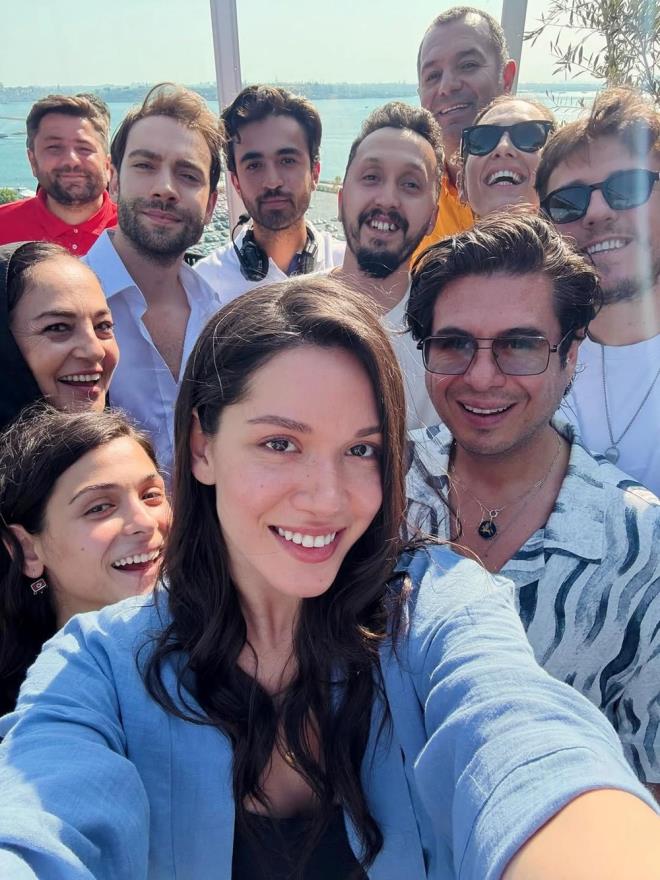 Yeni sezon setinden ilk kareyi dizinin ynetmeni Cem Karc paylat.