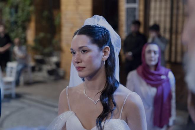 SEZON FNALNDE NELER OLDU?    Anne babalarn bir gecede kaybeden alt kardein balarna gelen felaketlere ramen bir arada kalma ve hayata tutunma abalarn konu alan dizinin sezon finaline; Azize ve Devran'n dnnde Cemo ve Devran'n vurulmas damga vurmutu.