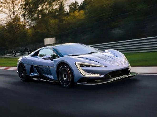 YKSEK HIZLI TREN GERDE BIRAKIYOR    Bu azami hz rekorlar, in'in yksek hzl treninin 350 km/s hzn geride brakyor. Bu, sradan insanlarn hava yolculuu dnda deneyimleyebilecei en yksek hz.    Yangwang U9'un yeni hz rekorlar daha gl motorlarndan kaynaklanyor olabilir.    Yangwang, bu ayn balarnda, mevcut retim modeliyle ayn konfigrasyona sahip, ancak her motorun g k iki katna karlm drt motorla donatlm yeni bir U9 varyant iin bavuruda bulundu.    Yeni Yangwang U9'daki drt motorun her biri, mevcut retim modelinin 240 kW'lk knn 2,3 kat olan 555 kW'lk bir tepe gc salyor.    Temmuz aynda alt adet U9 teslim edildi ve toplam teslimat says 173'e ulat.