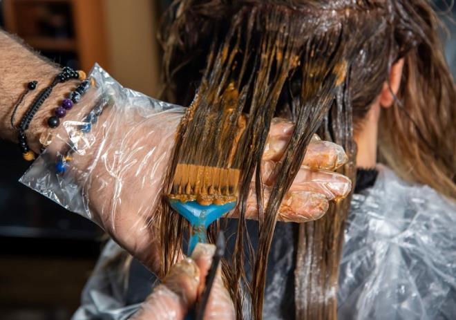 Uzmanlar, yann tedavisinde topikal kortikosteroidler ve gerekirse antibiyotiklerin kullanldn, salarn yeniden kabilmesi iin sa kklerinin salam olmas gerektiini vurguluyor.