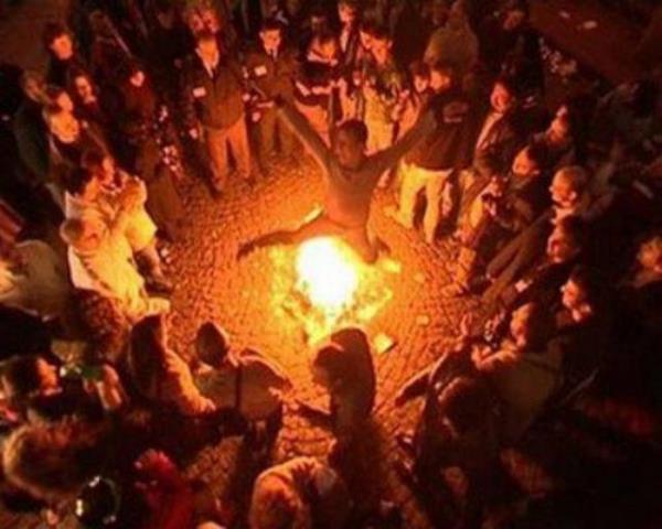 Hdrllezde ev sahibi olmak iin amurdan ev yapmak.