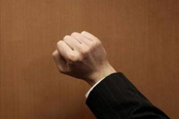 Birinin bana bir i geldii zaman bu iin kendine gelmemesi iin kulan ekip masaya veya baka bir eyin zerine vurmak.