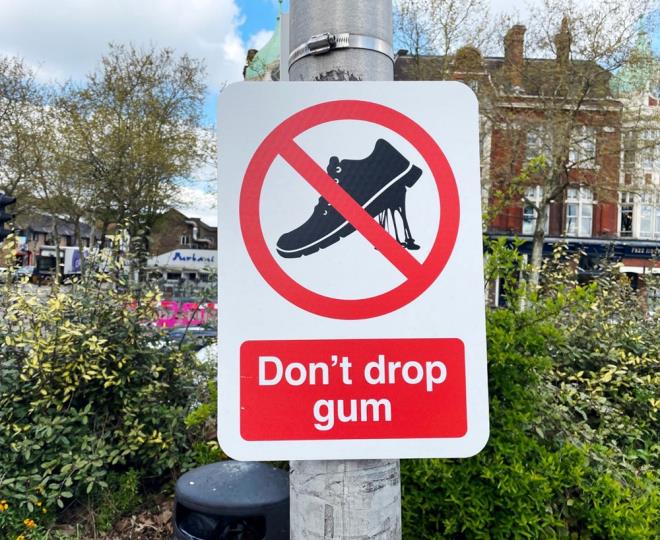 10-SNGAPUR- YASAKLAR LKES    "Kurallar lkesi" olarak bilinen Singapur'da pek ok deiik yasak bulunuyor. Ancak bunlardan en bilineni sakz ineme yasa,    Bu yasak, zellikle sokaklarn temizliini salamak ve kamu alanlarn korumak amacyla getirilmi. Hkmet, sakzn yerde atlma sorununu nlemek iin sakz satn ve tketimini sk bir ekilde kontrol ediyor.