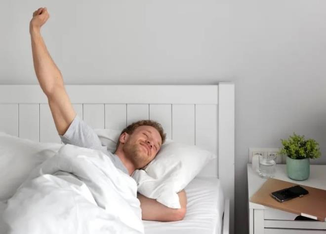 <p><strong>21.30 Kuraln Uygulayn</strong></p>  <p>Express haberine gre, almaya katkda bulunan uyku uzman Dr. Nerina Ramlakhan, modern yaamn hznn insanlar huzursuz hale getirdiini belirterek u aklamalarda bulundu:</p>  <p>"Gn boyunca aralksz almak ve hareket halinde olmak, mola vermemek ve daha uzun saatler almak birok kii iin normal hale geldi. Gece yataa girdiklerinde, beyin gn iinde edinilen bilgileri pekitirmek iin daha fazla i yapyor ve bu da daha dzensiz ve dinlendirici olmayan bir uykuya neden oluyor."</p>