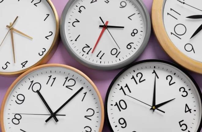 Gnmzde birok kii, yeterli uyku almasna ramen sabahlar dinlenmi hissetmeden uyanyor. ngiltere'de yaplan yeni bir aratrma, toplumun ciddi bir "uyku krizi" ile kar karya olduunu gzler nne serdi. Bulgular, yetikinlerin byk ounluunun nerilen 7-9 saatlik uykuya ulaamadn ve bunun yaam kalitesini ciddi ekilde etkilediini ortaya koyuyor. Uzmanlar ise 21.30 kuraln uygulayarak bu sorunun nne geilebileceini sylyor.