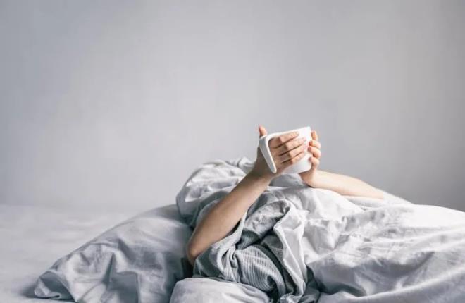 "Pek ok insann ge yatp enerjik uyanamamasnn nemli bir nedeni, gece boyunca sosyal medyada gezinmek ve haberlere bakmaktr. nsanlar yatmadan nce elektronik cihazlarn kullandklarnda, sinir sistemleri ar uyarlr.