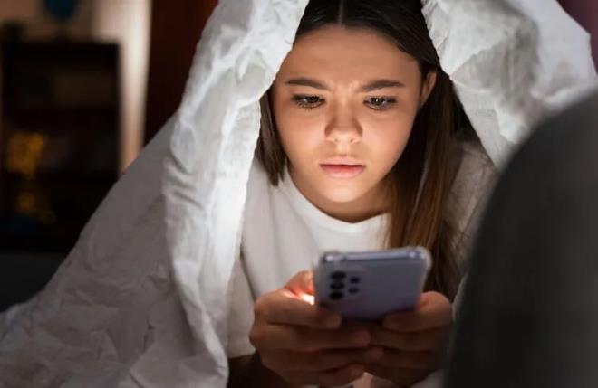 "Bu durum genellikle i veya dnyann durumu hakknda endielenmelerine, kendilerini ve hayatlarn sosyal medyada grdkleriyle karlatrmalarna neden olur; bu da dk z sayg ve z deer duygular yaratr. Bunlarn hibiri iyi bir gece uykusu ekmeye yardmc olmaz."