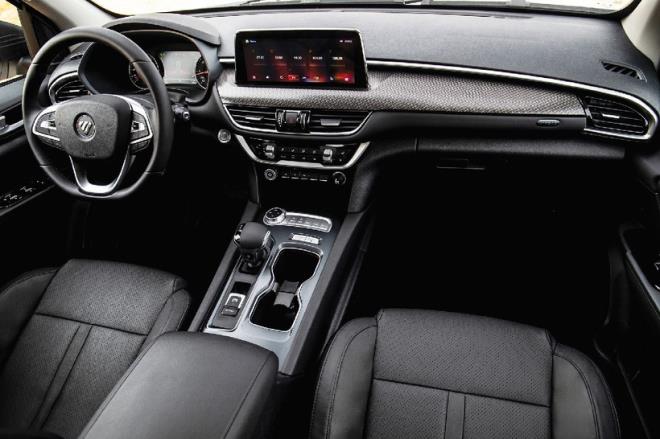 <h3>Avrupa otomatik vites tercih ediyor</h3>  <p>Avrupa?da da benzer bir trend gzlemleniyor. 2001 ylnda Avrupa?nn be byk pazarnda (Almanya, Birleik Krallk, Fransa, talya ve spanya) satlan aralarn %91?i manuel vitesliydi. Ancak 2024 itibaryla bu oran %29?a kadar geriledi. zellikle premium segmentte, manuel vitesli aralarn oran %31?den %97?ye ykselse de, genel eilim otomatik anzman lehine ilerliyor.</p>  <p>Manuel vitesli aralarn azalmasnn balca nedenleri:</p>  <p>ehir ii trafikte artan younluk ve sr kolayl ihtiyac<br>Otomatik viteslerin artk daha verimli ve ekonomik hale gelmesi<br>Elektrikli aralarn neredeyse tamamnn otomatik vitesle retilmesi</p>