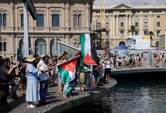 "Gazze'ye ulamak, insani yardm koridorunun almasn salamak iin her trl yol denenmeli." diyen Thunberg, Kresel Sumud Filosunun Gazze'ye giderken srail ordusu tarafndan yasa d bir ekilde durdurulma olaslna ynelik bir soruya "B planmz ak. Geri dnp tekrar balamak. Bu temiz bir misyon, insani bir misyon." cevabn verdi.