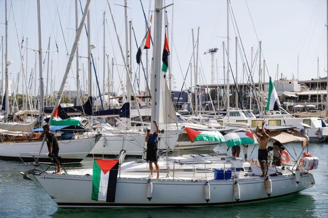 Barselona Liman'ndaki teknelerin yola kmasndan nce dzenlenen basn toplantsnda konuan Thunberg, "Gazze, basknn, soykrmn ve etnik temizliin ak bir rneidir. srail ldryor ve tm dnya bu soykrm canl izliyoruz. nsanlarn telefonlarndan canl yaynda soykrm izlerken hayatlarna devam etmelerini ve hibir ey olmuyormu gibi davranmalarn grmekten dehete dyorum. srail, Filistin halkn yok etmek istiyor. srail'in bu yapt, insanlar harekete gemeye, koltuklarndan kalkp rgtlenmeye tevik etmezse, ne tevik eder bilmiyorum." diye konutu.