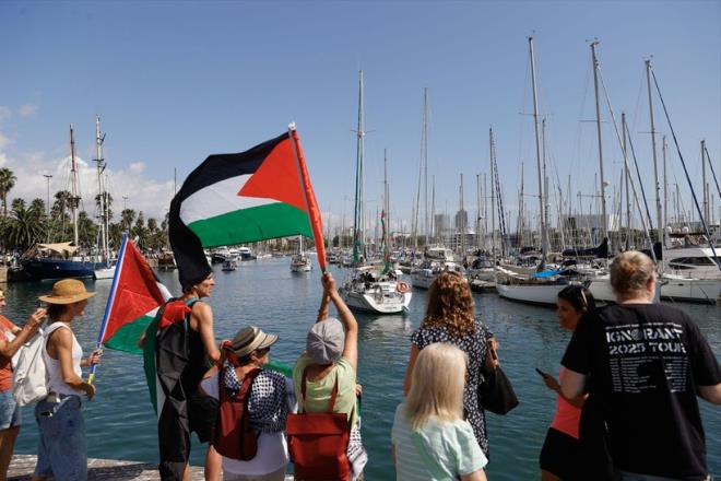 Thunberg, "Gazze hakknda syleyebileceimiz yeni bir ey yok. Ancak her geen gn daha fazla insan uyanyor ve srail'in iledii kitlesel katliam ve soykrmn farkna varyor. Bugnn haberi bu filonun hareket etmesi deil. Dnyann nasl sessiz kalabildii ve politikaclarn Filistinlilere nasl ihanet edip onlar nasl yzst brakabildiidir." ifadelerini kulland.