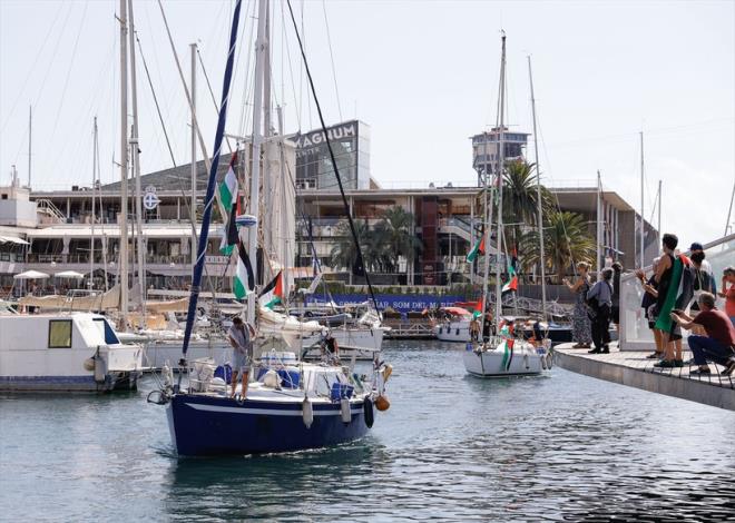 Barselona Liman'nn ardndan talya, Yunanistan ve Tunus'tan Akdeniz'e yelken aacak olan, 20 kadar tekne ve 300'den fazla kiinin olduu Kresel Sumud Filosunda aktivist, sanat, politikac, doktor ve gazeteciler yer ald.