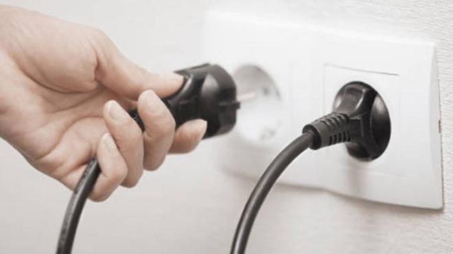 Sabahlar kahve makinenizle hazrladnz mis kokulu kahve, gnnz gzelletiriyor olabilir. Ancak bu cihazlar prizde brakmak, sandnzdan daha tehlikeli olabilir. Kahve makinelerinin stc elemanlar, bekleme modunda bile hafif bir s yaymaya devam edebilir. Eer makinenizde kk bir arza varsa, bu s birikimi cihazn bozulmasna ya da daha kts yangna neden olabilir.