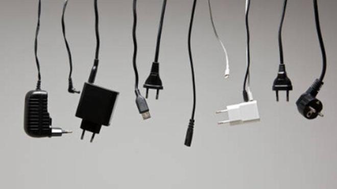 Evde evcil hayvanlarnz varsa veya cihazlarnz eskiyse, kablolarda anma ya da hasar olup olmadn dzenli olarak kontrol edin. Hasarl kablolar, yangn riskini artrr. Eer cihazlarnz ok eskiyse, enerji verimlilii dk olabilir ve bekleme modunda daha fazla elektrik tketebilir. Yeni nesil, enerji tasarruflu modelleri deerlendirebilirsiniz.