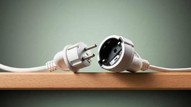 Televizyonlar, arj aletleri, mikrodalga frnlar gibi cihazlar da bekleme modunda elektrik tketir. Bu durum da enerji israfna yol aar ve uzun vadede cihazlarn i aksamnda anmaya neden olabilir. zellikle eski kablolar veya evde evcil hayvanlarn kablolar kemirme ihtimali varsa, bu cihazlar prizde brakmak riski artrr. Ayrca, bekleme modunda tketilen elektrik, faturalarnza "gizli" bir yk bindirir.