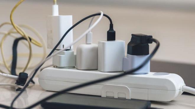 ou cihaz, kapal gibi grnse de bekleme modunda elektrik tketmeye devam eder. Bu durum masum grnse de ksa devrelerden yangn riskine kadar ciddi sorunlara yol aabilir. Bu nedenle daha dikkatli olmanz gerekiyor. te evden ayrlmadan nce mutlaka prizden ekmeniz gereken cihazlar.