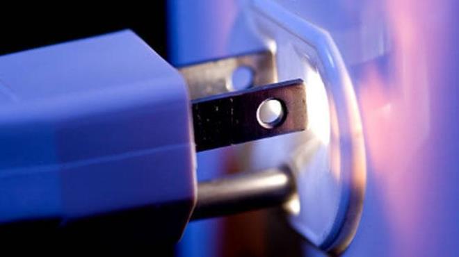 Tost makinesi ve elektrikli su stclar, mutfakta en sk kullandmz cihazlardan. Ancak bu cihazlar, prizde brakldnda ciddi riskler tar. Tost makinesinde unutulan ekmek krntlar ya da su stcsnda kalan su kalntlar, ksa devreye neden olabilir. zellikle eski cihazlarda bu risk daha yksek.