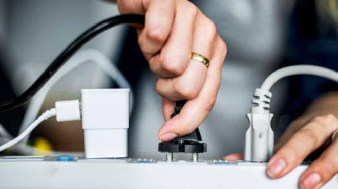 Bu alkanlk sadece cihazlarnz korumakla kalmaz, ayn zamanda evinizin elektrik sistemini de gvence altna alr. Eski veya hasarl kablolar, prizde braklan cihazlarla birletiinde, ksa devre ve yangn riskini artrr. stelik, bekleme modunda alan cihazlar, elektrik faturalarnz gereksiz yere kabartr.