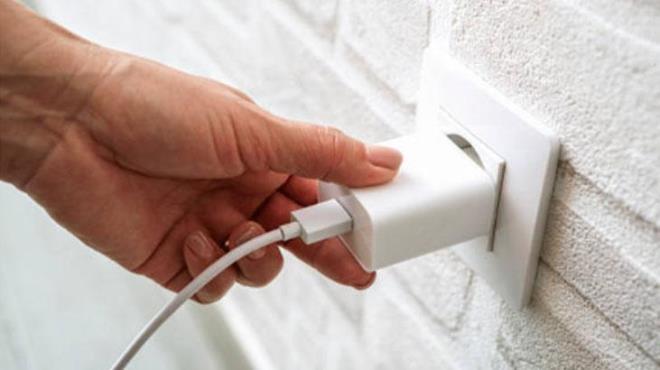 oumuz ty kapattmz dnsek de, fite unutulduunda bile tehlike yaratabilir. Yeni tlerin ounda otomatik kapanma zellii olsa da, bu zellik her zaman kusursuz almayabilir. tnn metal taban, yanllkla bir kumaa ya da yanc bir yzeye temas ederse, ar snma ve hatta yangn riski ortaya kabilir. Ayrca, eskiyen kablolar veya priz balantlarndaki kk bir arza bile ciddi sonulara yol aabilir.