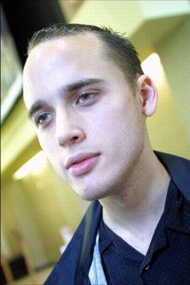 <P>Adrian Lamo "Evsiz hacker" olarak ad�n� duyuran Lamo`nun en �ok ses getiren operasyonu New York Times ve Microsoft`un sistemlerine girmi� olmas�yd�. Ayn� zamanda Yahoo!, Bank of America, Citigroup ve Cingular sistemlerine de girmi� olabilece�i tahmin ediliyor. Ceza ald� m�? 65,000 dolar ceza ald�, alt� ay ev hapsi ve 2 y�l bilgisayara dokunmama h�km� verildi. Cezas�n� �ekti, �u anda d��ar�da.</P>