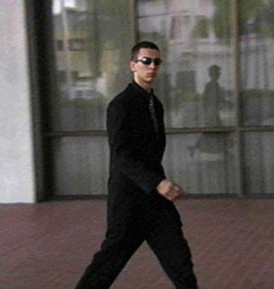 <P>Jonathan James Hacker su�lamas� ile tutuklanan, yarg�lanan ve h�k�m giyen ilk 18 ya� alt� bilgisayar kullan�c�s� olan James 16 ya��nda tutukland�. En �nl� aktivitesi: ABD savunma bakanl���ndaki bilgisayarlardan birine bir arka kap� (backdoor) program� yerle�tirdi, NASA bilgisayarlar�ndan 1.7 milyon dolarl�k yaz�l�m �ald�. Ceza ald� m�? 10 y�l ceza ald�, 6 aya indirildi ve iyi halden sal�verildi. Bilgisayarlara dokunmas� yasak.</P>