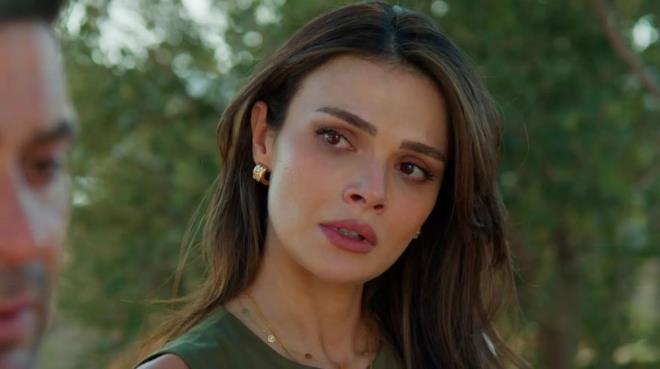 UZAK EHR OYUNCU KADROSU    Senaryosunu Glizar Irmak?n kaleme ald Uzak ehir?in ynetmenliini Ahmet Katksz stleniyor. Dizinin oyuncu kadrosunda ise Ozan Akbaba, Sinem nsal, Gonca Cilasun, Mfit Kayacan, Alper ankaya, Ferit Kaya, Atakan zkaya, Sahra a, Mine Kl, Dilin Der, Nazmi Krk, lkay Kayku, Sinan Demirer, Banu Fotocan, Mehmet Polat, Bar Yaln, Burak afak, Yaren Gldiken ve Kuzey Gezer yer alyor.