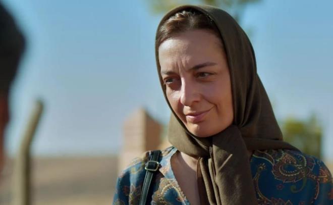 TANITIM SORU ARET BIRAKTI    kinci sezonda neler yaanaca sorusuna yaz boyunca yant aranan dizinin tantm izleyenleri adeta oke etti. Cihan ve Alya?y el ele Boran?n mezar banda grdmz tantma, yanlarna gelen kadnn "Bu mezarda yatan Boran Albora deil, benim kocam" szleri damga vurdu. Gizemli kadnn szleri Alya ve Cihan kadar, izleyicileri de oke etti.