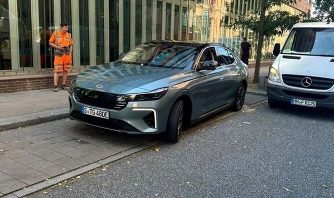 ALMANYA'DA REKLAM FLMLER EKLD<p>    Trkiye'nin yerli ve milli otomobili Togg, Avrupa'ya alyor. lk etapta Almanya'da sata kacak Togg'un daha sonrasnda dier lkelerde de sata sunulmas planlanyor. Hamburg'da yerli ve milli otoobil Togg'a Alman plakas taklarak ilk reklam filmi ekilmiti.