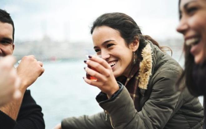 2025 Dnya Mutluluk Raporu?nda Finlandiya, st ste sekizinci defa dnyann en mutlu lkesi seildi. Danimarka, zlanda, Norve ve sve de ilk 10?da yer alarak skandinav lkelerinin mutlulukta zirvede olduunu gsterdi. Peki Finliler neden bu kadar mutlu? te Finlandiya'da yaayanlarn asla yapmad ey...