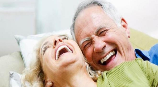 <p><strong>Toplumdaki gven emberini krmyorlar</strong></p>  <p>Yksek gven dzeyi, mutluluun temel talarndan biri. Martela, 2022?de yaplan bir ?kayp czdan? deneyini rnek veriyor: Helsinki?de 12 czdandan 11?i sahibine iade edilmi.</p>  <p>Martela, <em>"Finlandiya?da birbirine gven ve drstlk kltr gl. Bilgisayarnz ktphanede unutursanz ya da telefonunuzu trende kaybederseniz, geri alacanzdan emin olabilirsiniz. ocuklar okuldan eve halk otobsyle dnebiliyor ve gzetim olmadan darda oynayabiliyor."</em> diyor.</p>  <p>Finlandiya rnei, mutluluun sadece gelir veya refahla deil, gven, doayla balant ve kyaslamadan uzak bir yaam tarzyla da salanabileceini gsteriyor</p>