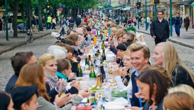"Finlandiya olaanst bir istisna ve bence dnya, Finlandiya?y benzersiz klan eyin ne olduunu anlamaya gerekten odaklanm durumda."<p>    Levey?ye gre, insanlara gven, gelecee dair iyimserlik, kurumlara duyulan gven ve arkada ile aile destei, Fin halknn mutluluunun temel sebepleri arasnda.