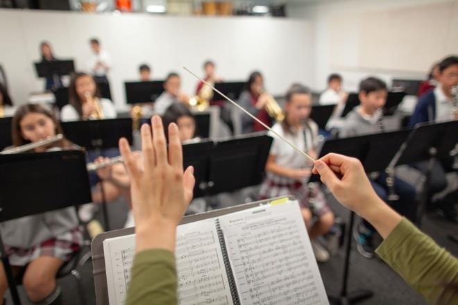 Buna karlk, mzikle ilgilenen yal bireylerin beyin aktiviteleri, gen bireylerinkine daha yaknd. zellikle beynin sa yar kresindeki dk aktivitenin, kalabalkta konumalar ayrt etme becerisiyle balantl olduu bulundu.    Ayrca mzikle ilgilenen yallarn beyinlerinde, hareket kontrolnden sorumlu olan sol precentral girus blgesinde genlerle benzer aktiviteler grld. Bu blge, zellikle sa el ve kol gibi vcudun sa tarafndaki hareketleri kontrol ediyor ve konuma ya da dmeye basmak gibi istemli hareketleri planlamada grev alyor.    Aratrmaclar bu deiimlerin Alzheimer gibi nrolojik hastalklarla ilgili deil, ?normal yalanma sreci?yle ortaya kan doal zihinsel zorlanmalarla balantl olduunu vurgulad.