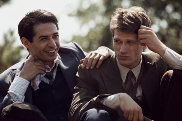 �ekimleri Zonguldak ve �stanbul'da ger�ekle�tirilen dram t�r�ndeki filmin konusu ��yle: "Zonguldak'ta ya�ayan, iki gen� �air R��t� Onur ve Muzaffer Tayyip Uslu, yeni yeni modernle�en bu madenci kentinde memuriyet hayatlar�n� s�rd�r�rken, bir yandan da sanatla, edebiyatla ve en �ok da �iirle i� i�e ya�amaktad�r. Belediye Ba�kan�n�n k�z� Suzan'�n Zonguldak'a geri gelmesiyle R��t� ve Muzaffer'in �iire olan inanc� daha da artar. Hen�z lise ��rencisi olan Suzan, �evrenin istememesine ra�men iki gen�le yak�n arkada� olur. Fakat 1940'l� y�llar�n vebas� olan verem, iki genci ve insanl��� git gide tehdit etmektedir."