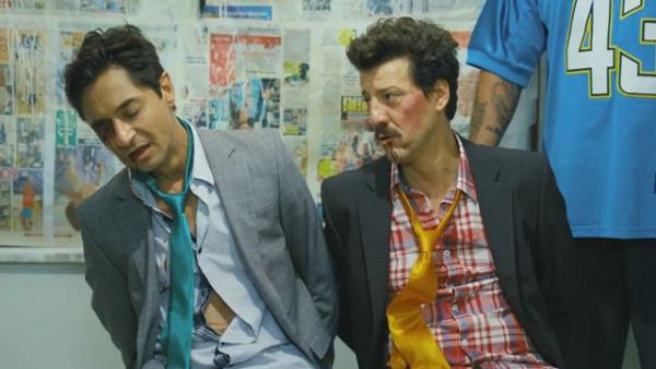 Senaryosunu Kaan Ertem`in kaleme ald��� filmin konusu ��yle: "Mahmutpa�a Pasaj�'nda girdikleri her i�i bat�ran iki kafadar son �are olarak tefeciden bor� al�rlar ve tablet i�ine girerler. Fakat bu tabletler b�y�k doland�r�c�lar�n GDO'lu mal sevkiyatlar�nda kullan�lmaktad�r. �ki kafadar bu ger�e�i ��rendiklerinde her �ey i�in �ok ge� olacakt�r. Ger�ek bir kovalamacan�n i�ine d��en ikilinin komik ve s�rekli aksiyon dolu hikayesi, a�k, dostluk ve mafya ��geninde bir�ok isimle kesi�ecektir."