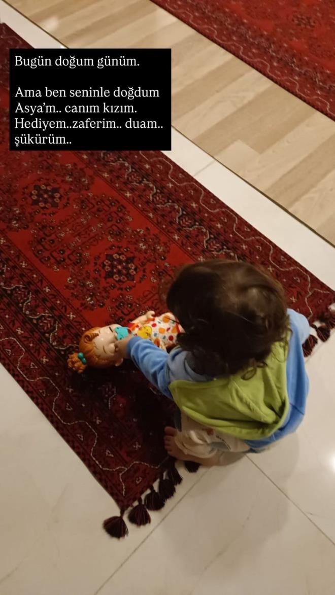 "HEDYEM, ZAFERM, DUAM..."    Gonca Vuslateri, paylamna "Bugn doum gnm. Ama ben seninle dodum Asya'm. Canm kzm... Hediyem, zaferim, duam, krm" notunu dt.