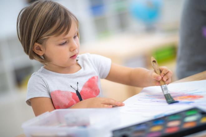 Dil gibi karmak ilevlerde, salak bireylerde genellikle sol beyinin daha baskndr. Solaklarda ise bu dalm daha esnektir. Baz solaklar dili sa beyinle iler, bazlar ise her iki beyni birlikte kullanr. Bu esneklik, onlarn farkl bilisel stratejiler gelitirmesine de olanak tanyabiliyor.