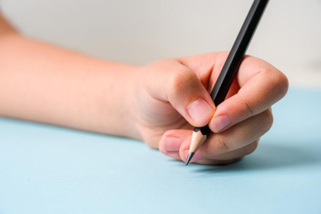 Ancak burada nemli bir ayrm yaplmal. Gnlk yaamdaki baz alkanlklar, rnein yemek yeme gibi pratik davranlar, bireyin el tercihi ne olursa olsun zamanla sa elle de yaplabilir hale gelebilir. Nitekim, bir davrann motor dzeyde kolayca renilebilmesi ile bireyin baskn motor elini deitirmek ayn ey deildir. El tercihi bir ynelimdir, alkanlklar ise renilebilir ve ekillendirilebilir.