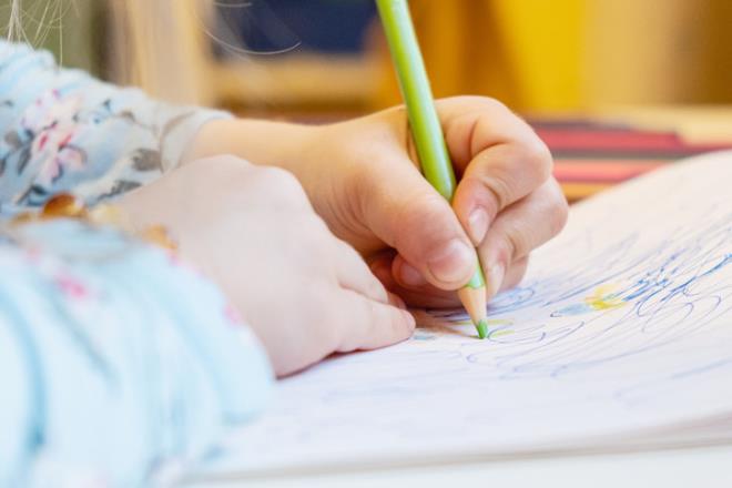 El tercihi doutan gelen, genetik ve evresel etkenlerle ekillenen bir zellik    Beynimizin motor komutlar veren blmleri, zellikle de kar beyin yarmkresiyle alan motor korteks, hangi elimizi baskn kullandmz belirler. Sa elini kullananlarn motor sisteminin genellikle sol beyin yarmkresiyle daha aktif alrken, solaklarda bu durumun ounlukla tersi olduunu aktaran Alp, ?Solaklk genetik faktrlerden de etkilenir.