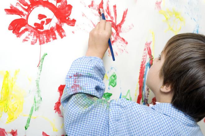 Ailede solak bireylerin bulunmas, ocuun da solak olma ihtimalini artrr. Ancak bu aktarm matematiksel olarak ngrlebilir bir ekilde gereklemez. Genetik yatknlk kadar, evresel etkenler ve hatta doum ncesi geliim sreci de belirleyicidir. Yani bir ocuk, genetik olarak solakla eilimli olabilir, ancak evresel basklar ya da nrogeliimsel faktrler onun sa el kullanmasn da ekillendirebilir.