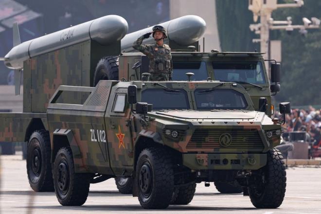 ABD'YE MESAJ VEREN SLAH SSTEMLER    in, bu hafta dzenlenen askeri geit treninde modern sava gcn gzler nne serdi.    Bakent Pekin?de dzenlenen gsteride en son teknolojiye sahip fze sistemleri, insansz hava aralar ve zrhl aralar kamuoyuna tantld.    ABD'ye gl bir mesaj olarak grlen bu askeri gvde gsterisi, beraberinde baz sorular getirdi.    ABD?li analistlere gre Pekin?in gelitirdii baz sistemler, yalnzca blgesel deil kresel dengeler asndan da ciddi bir meydan okuma nitelii tayor.    te o sistemlerden bazlar...