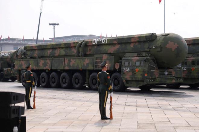 DF-61 KITALARARASI BALSTK FZE SSTEM    Amerikanlar en ok endielendirecek silah sistemlerinden biri DF-61 ICBM ktalararas balistik fze sitemi. Fzenin menzili 15 bin kilometre olarak biliniyor.     DF-61 ICBM, uzun menzili ve nkleer balk tama kabiliyetiyle dikkat ekiyor.    Bu fze, binlerce kilometre tede hedefleri vurabilecek kapasiteye sahip. Hem ABD topraklarna hem de Avrupa'ya ulaabilecek gte.    DF-61, in?in nkleer gcnn kara ayann en kritik unsurlarndan biri olarak deerlendiriliyor.