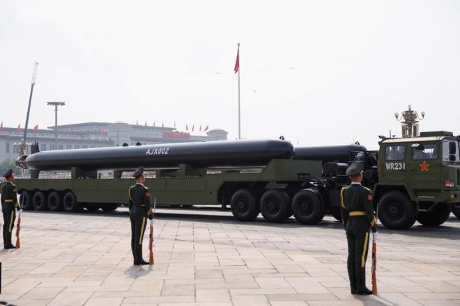 HEM TORPDO HEM DENZALTI    AJX-002 dev otonom denizalt dronu bir dier dikkat eken silah sistemi.     Bu su alt arac, dk akustik imza (sessizlik) ve uzun menzil sunacak ekilde tasarlanm. Bu insansz ara, bir torpido ile denizaltnn iini ayn anda yapabilmesiyle dikkat ekiyor.    Mrettebatsz ekilde denizalt zelliklerini karlamas en nemli zelliklerinden biri.