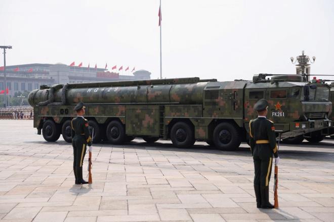 UZAY SAVUNMASINDA DEVRM    Yabanc uydular hedef alabilme kapasitesine sahip HQ-29 uzay savunma sistemi, hava gcnn ne karld geitte ilk kez sergilendi.    Sistemin kesin kabiliyetleri hakknda fazla bilgi bulunmuyor ancak byk boyutu,  son derece uzun bir menzile iaret ediyor.    Sistem, kara veya denizden frlatlabilen ABD Donanmas?na ait SM-3 Block IIA?ya benzerlik gsteriyor.