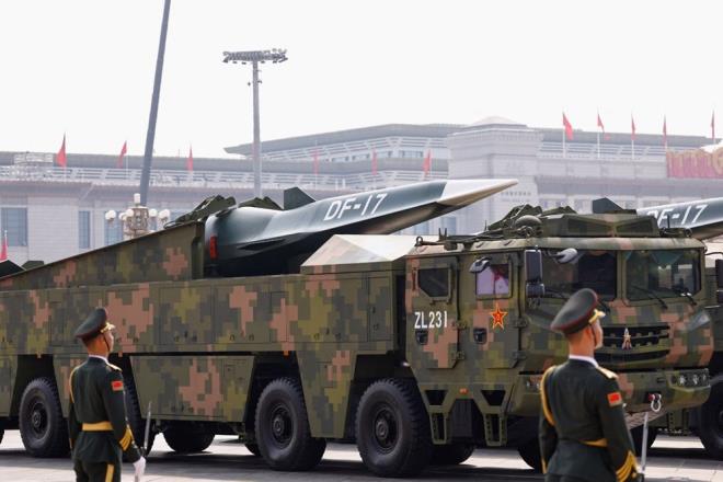 DF-17 HPERSONK FZE    Uzmanlara gre en endie verici olan sistemlerden biri ise DF-17 hipersonik fze sistemi. Bu silah, Pekin?in en ok dikkat eken stratejik silahlar arasnda yer alyor. 2 bin 500 kilometreye varan menzile sahip.    SES HIZININ BE KATI HIZLA MANEVRA    Kara konulu mobil rampalardan frlatlan fze, ses hznn be katndan fazla hzla manevra yapabiliyor. Bu zellik, mevcut fze savunma sistemlerini amasn kolaylatryor.    Uzmanlara gre DF-17, hem blgesel hedefler hem de ABD sleri asndan ciddi bir caydrclk unsuru.