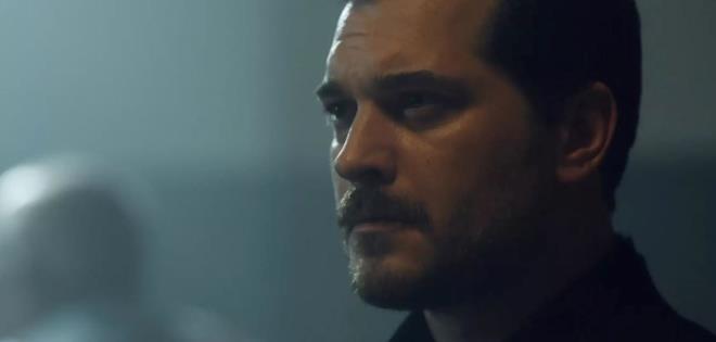 EREF RYA KONUSU    Eref Tek, ocuk yata yetim kald iin yalnzlkla ba baa kalr ve bu yalnzlk onu yeralt su dnyasna srkler. Zamanla bu dnyada gl, korkusuz bir mafya liderine dnr. Eref, ken ailesinin yerini ?Yetimler? adn verdii kardeleriyle doldurur. Ancak bu "aile", su dnyasnn tam ortasnda yaamaktadr. Bir gn, idealist bir mzisyen olan Nisan'la tanr. Bu karlama, onun kalbinde yllardr kapal olan duygular tekrar canlandrr. Ak, ihanet ve g mcadelesi arasnda skan Eref, hem etesinin hem de duygularnn etkisinde giderek karmak bir hesaplamaya doru srklenir.