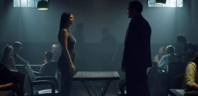 YEN SEZONA DAR LK GRNTLER    "Eref Rya"nn yeni sezon ilk tantm yaynland. aatay Ulusoy ve Demet zdemir?in barolde olduu dizinin tantm ardndan tarih ayrnts merak konusu oldu. Ulusoy?un hayat verdii Eref ile Demet zdemir?in canlandrd Nisan?n ok daha byk bir snavdan geeceine iaret eden teaser?da yer alan gz gze geli, masaya braklan fotoraf ve "Rya" gerei, hikayenin bambaka bir noktaya tanacan gsterdi. Bir ok dizi gibi Eref Rya yeni sezonunun eyll aynda balamas bekleniyor.